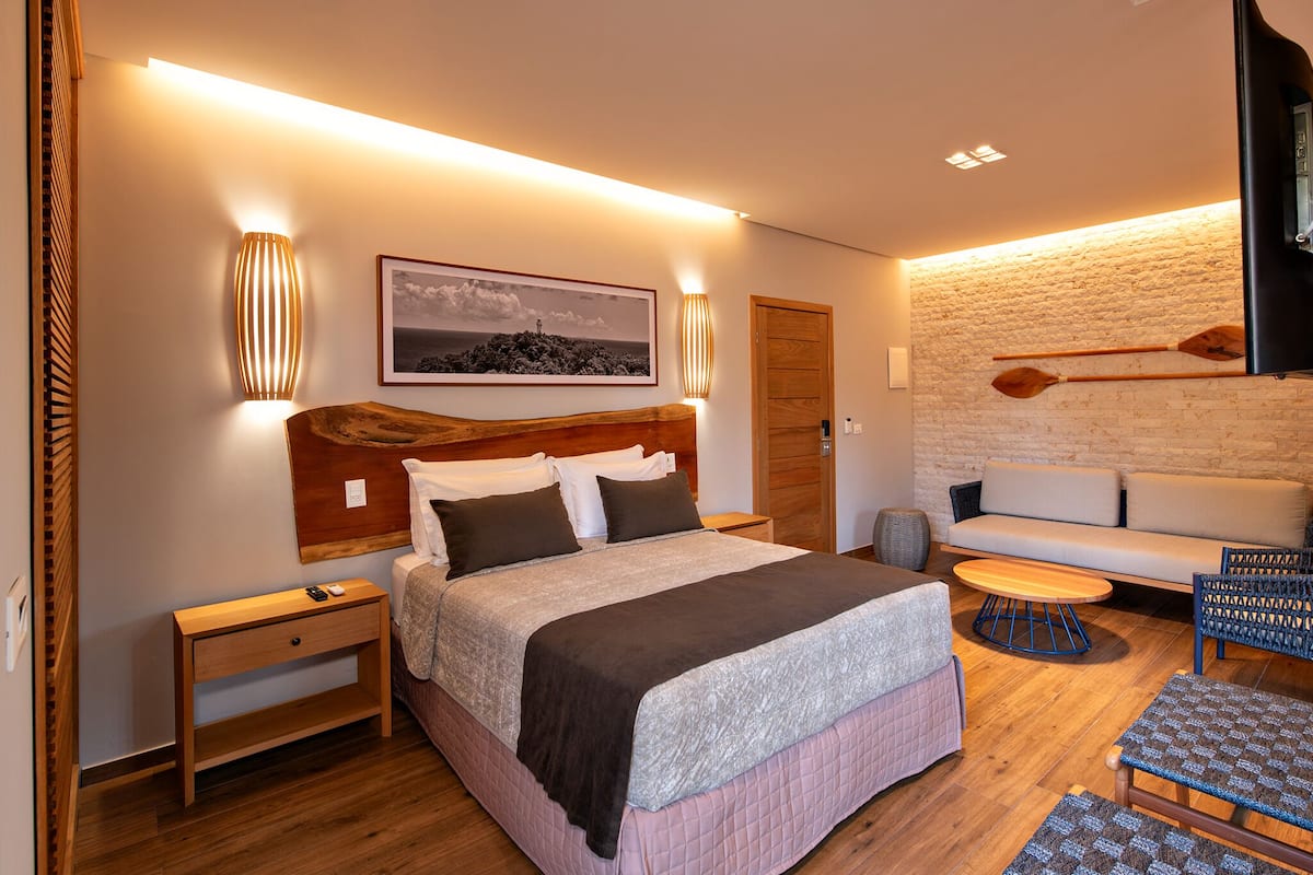 Quarto de Luxo (LUXO) | 1 bedroom, minibar, in-room safe, individually decorated