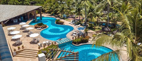 Piscine extérieure, parasols de plage, chaises longues