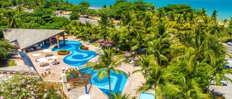 Außenpool, Sonnenschirme, Liegestühle