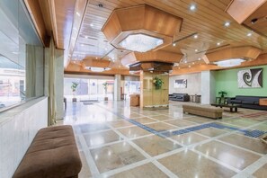 A spacious lobby with a modern design, featuring a large seating area, a reception desk, and a large window providing a view of the outside. - Hotel Pan Americano (São Paulo)