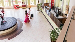 A spacious lobby with a high ceiling, large windows, and a central seating area. - Hotel Resort Costa Dos Coqueiros (Mata de Sao Joao)