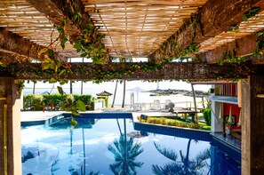 Kolam renang outdoor, dengan kursi berjemur
