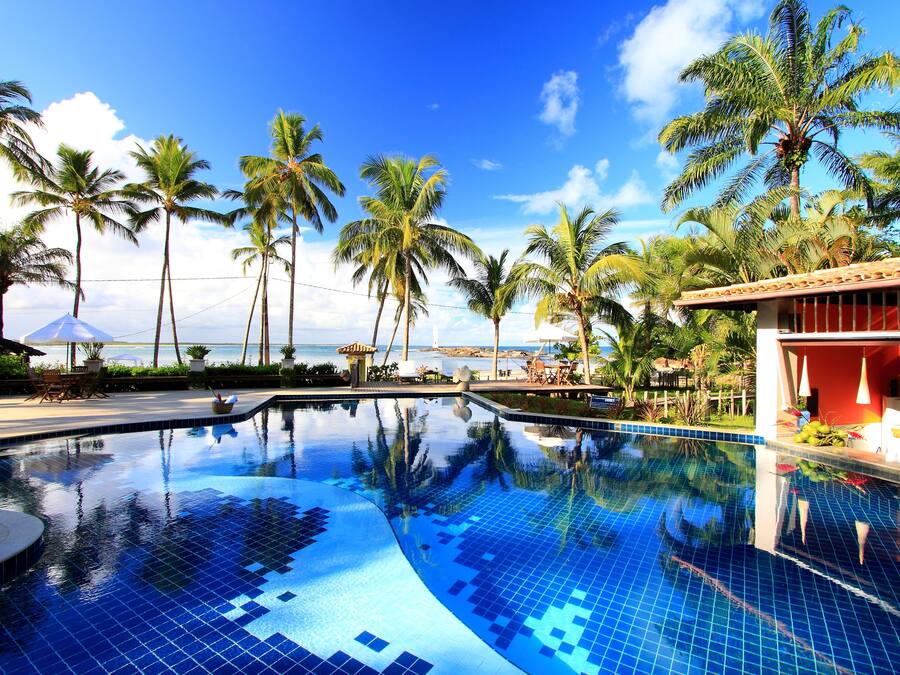 Una piscina al aire libre, sillones reclinables de piscina