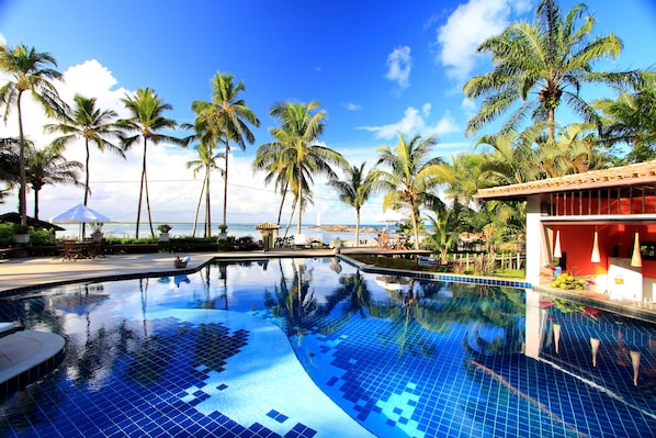 Ulkouima-allas, aurinkotuoleja