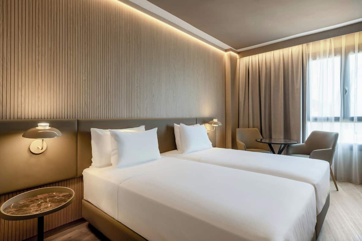 standard room, 2 single beds | 1 bedroom, minibar, in-room safe, desk