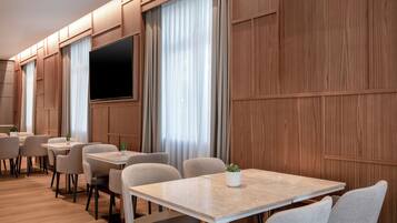 供應午餐和晚餐,西班牙料理