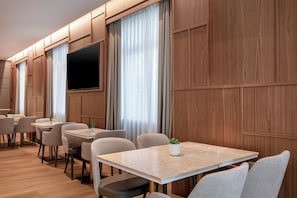 Déjeuner et dßner servis sur place, spécialités Cuisine espagnole