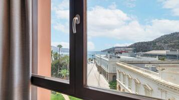 1 chambre, minibar, coffres-forts dans les chambres, bureau