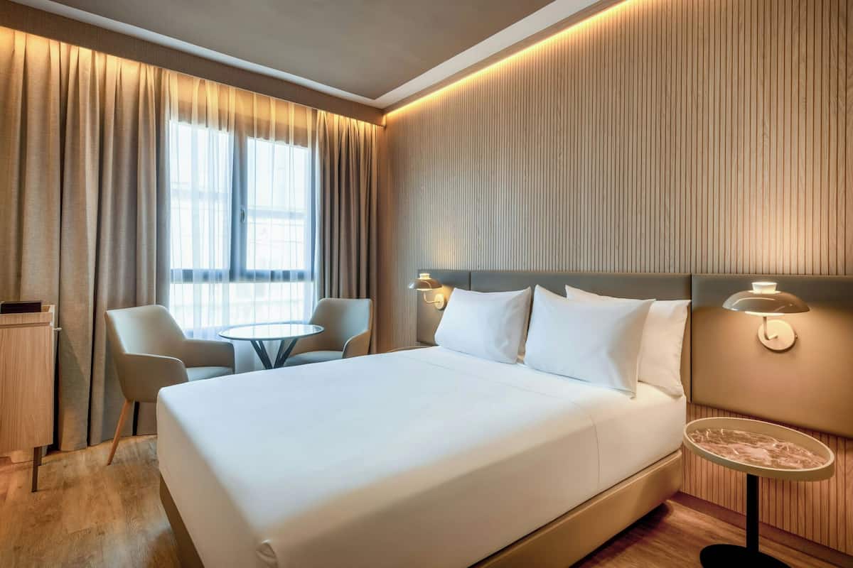 standard room, 1 queen bed | 1 bedroom, minibar, in-room safe, desk