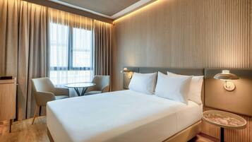 Standardværelse - 1 queensize-seng | Minibar, pengeskab på værelset, skrivebord, mørklægningsgardiner