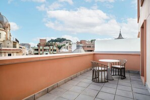 Minibar, in-room safe, desk, blackout curtains - AC Hotel Cartagena (Cartagena)
