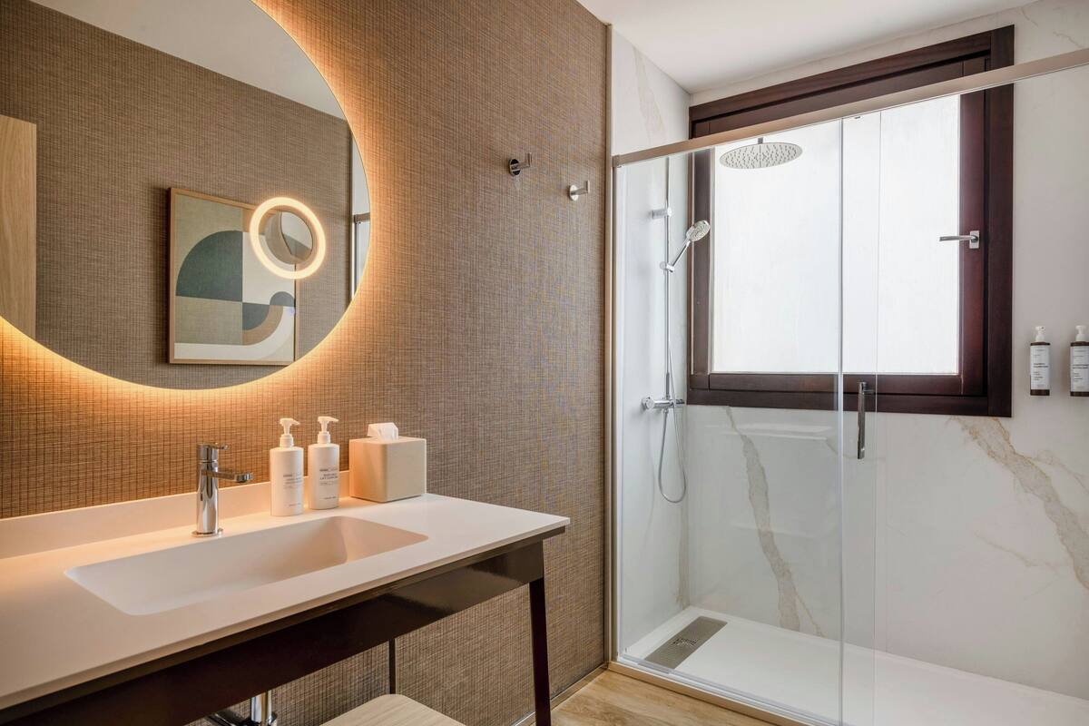 combined shower/bathtub, eco-friendly toiletries, hair dryer, bidet