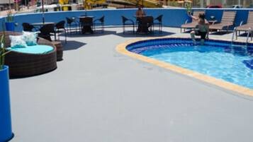 Piscina externa, espreguiçadeiras