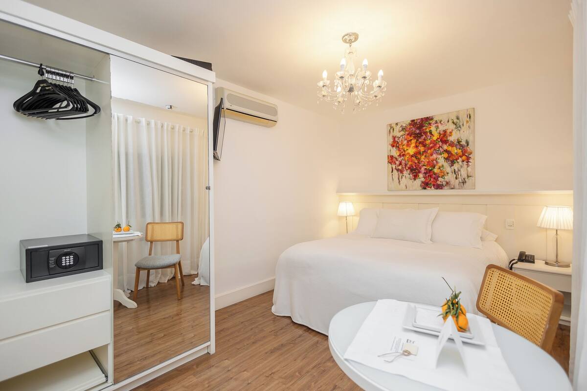 Premium bedding, down comforters, minibar, in-room safe