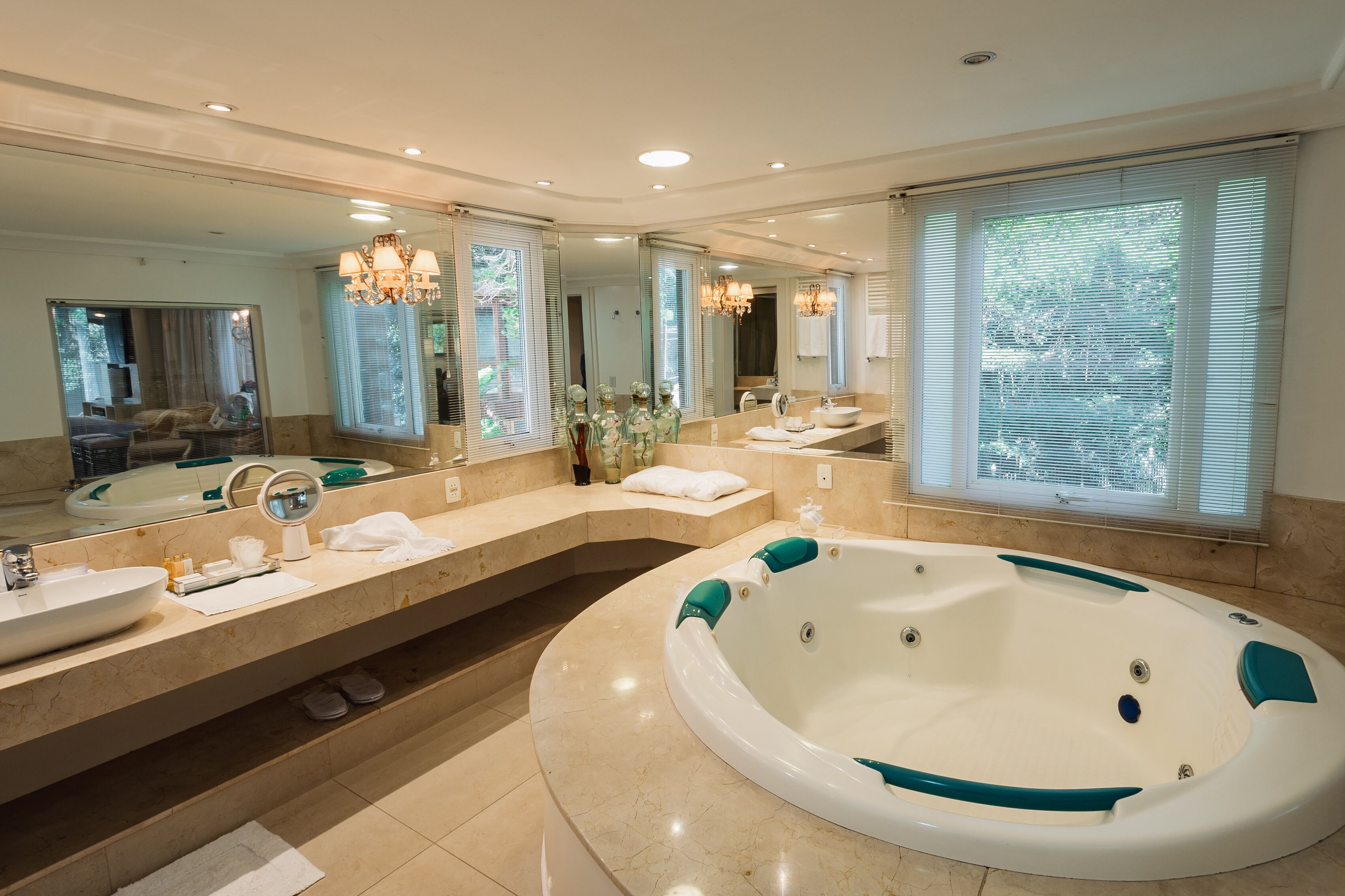 suite real | bathroom | combined shower/bathtub, jetted bath, hair dryer, bathrobes
