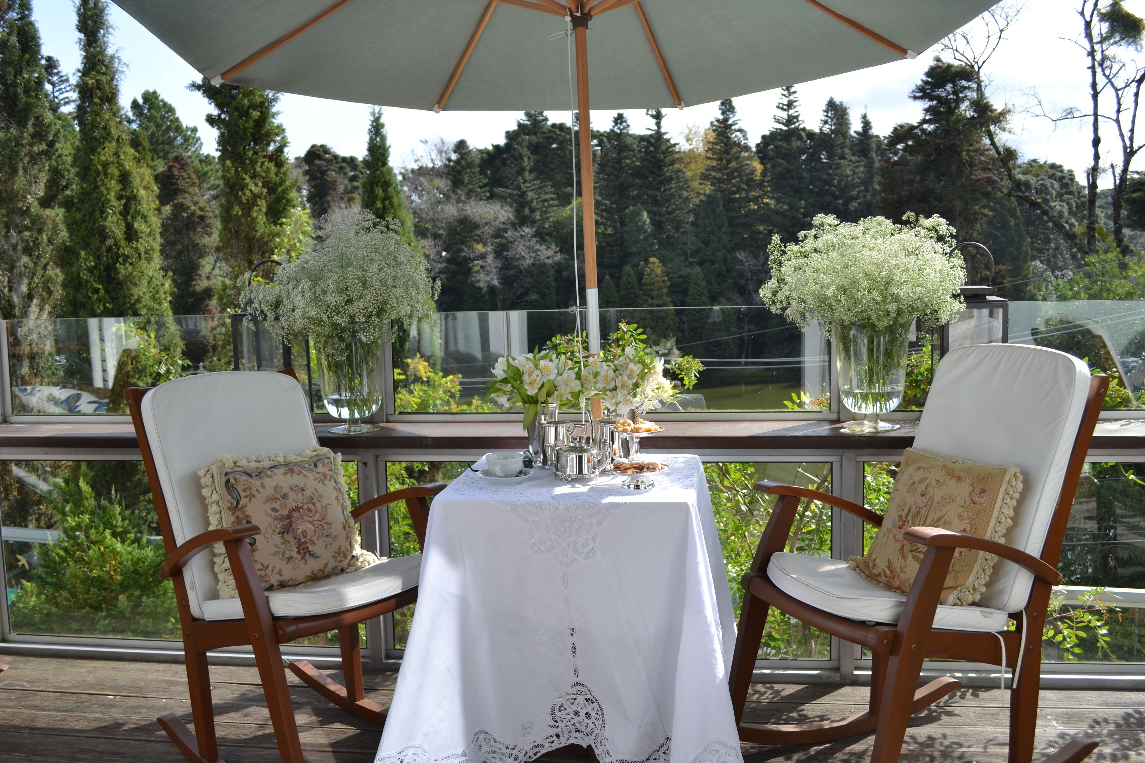 breakfast, lunch and dinner served