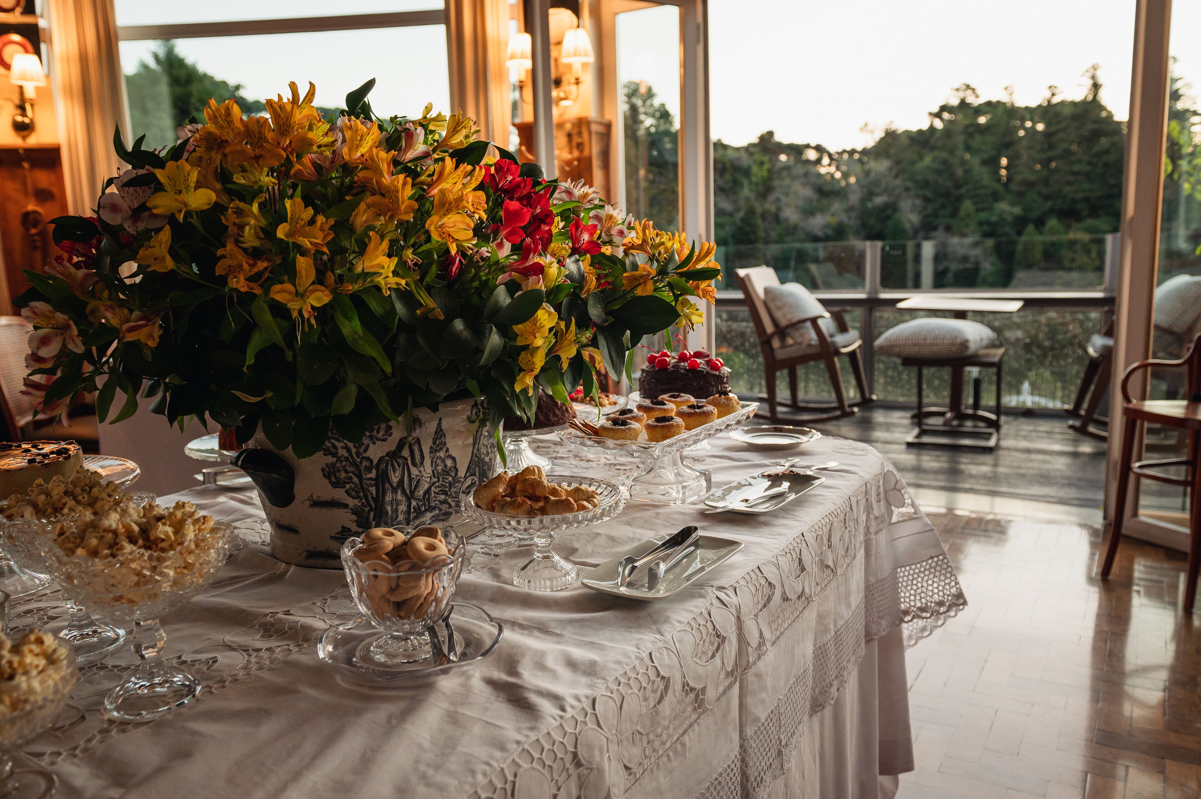 breakfast, lunch and dinner served