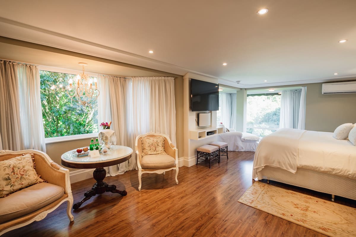 suite real | premium bedding, down duvets, minibar, in-room safe