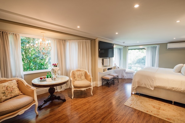 Suite Real | Hochwertige Bettwaren, Daunenbettdecken, Minibar, Zimmersafe