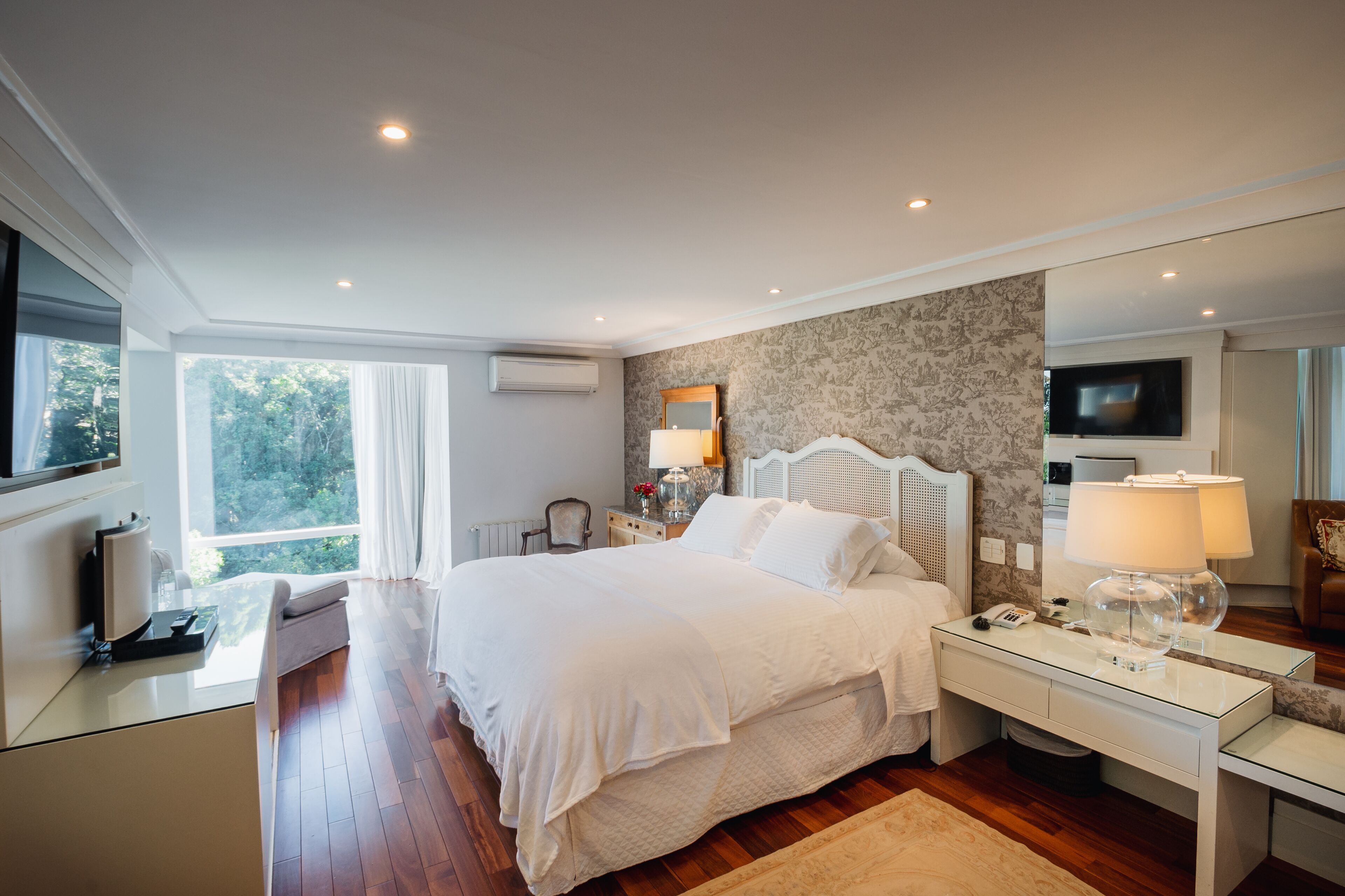 Quarto casal (Príncipes 29) | Roupas de cama premium, edredons de pluma, frigobar, cofres nos quartos