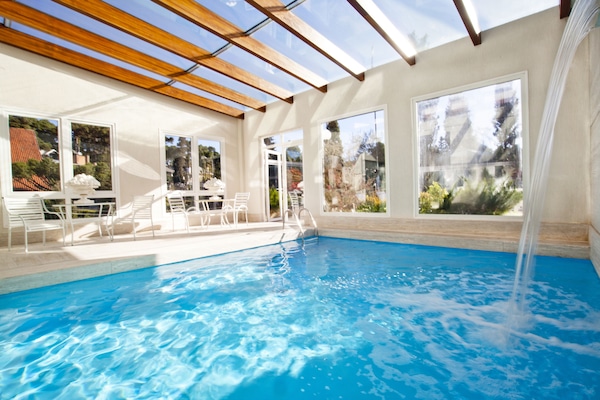 Innenpool, geöffnet von 09:30 Uhr bis 21:30 Uhr, Sonnenschirme