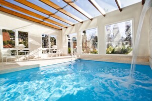 Innenpool, geöffnet von 09:30 Uhr bis 21:30 Uhr, Sonnenschirme