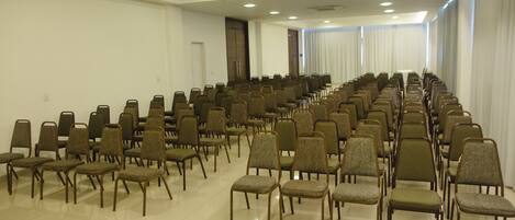 Una sala conferenze con file di sedie disposte per una riunione.
