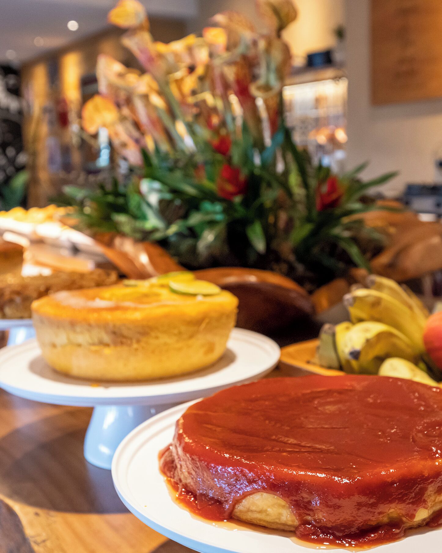 Une table de desserts avec divers gâteaux et pâtisseries.