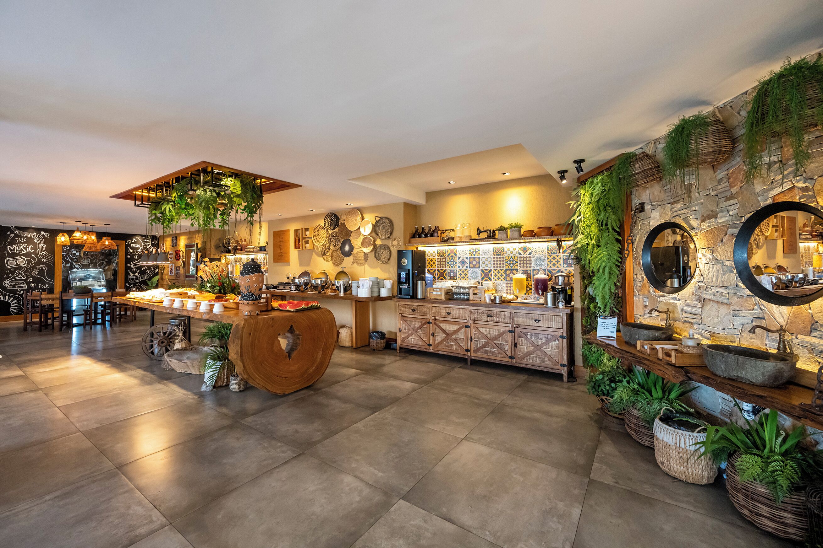 Une cuisine spacieuse dotée d’un îlot central, de murs en pierre et de divers appareils de cuisine.