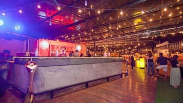 2 bars/lounges, lobby lounge, rooftop bar