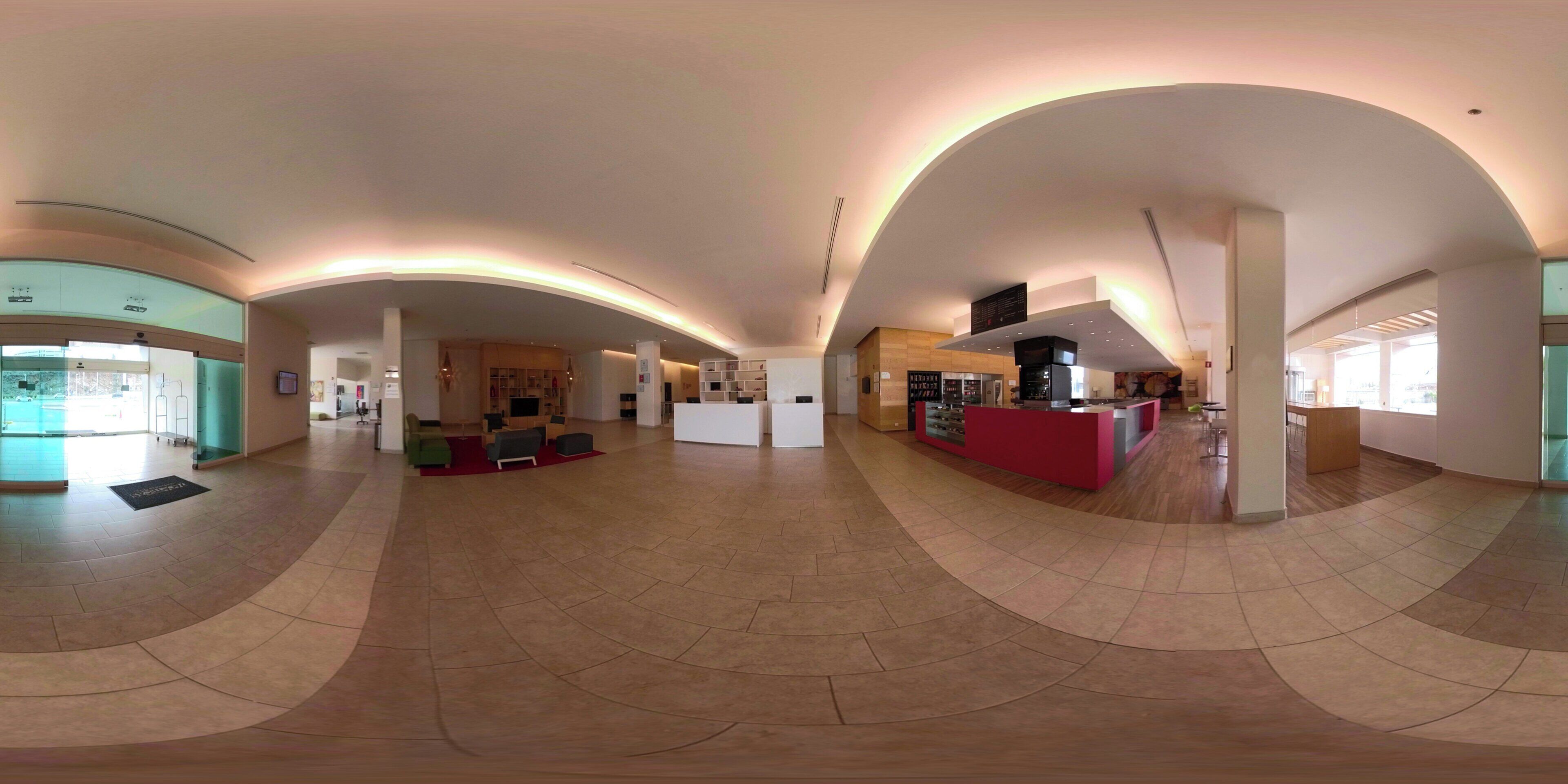 Un'ampia hall con soffitti a volta, una reception e un'area relax.
