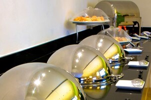 Se ofrece un desayuno bufé todos los días (por un coste adicional)