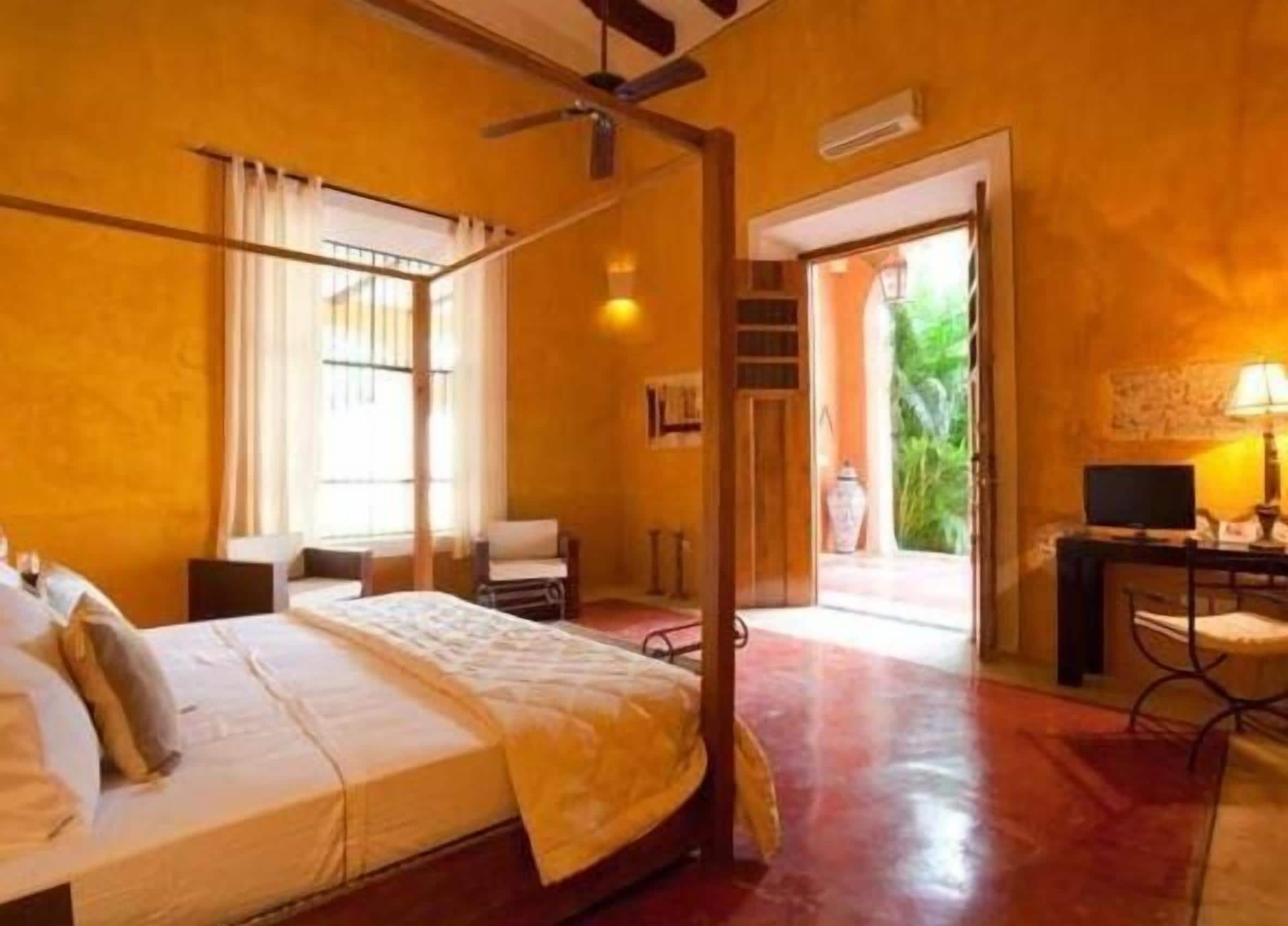 egyptian cotton sheets, desk, free cots/infant beds, free wifi