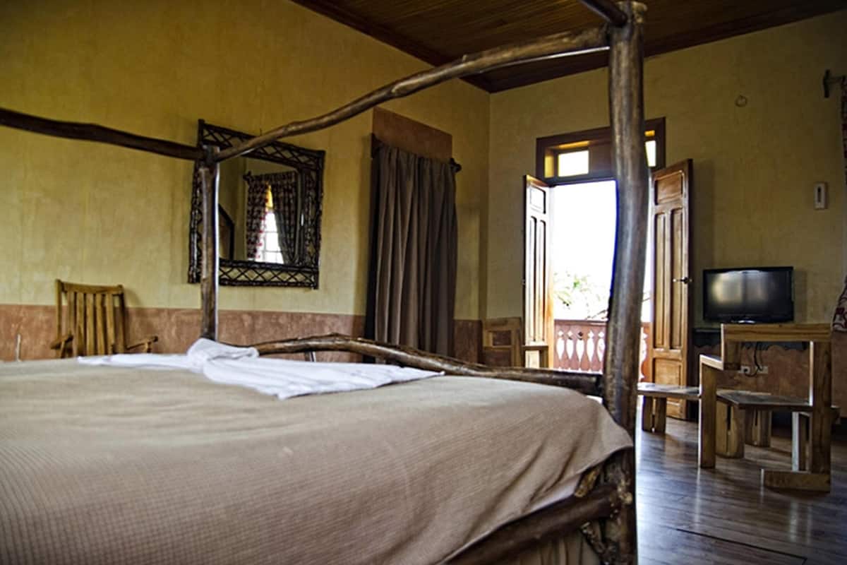 Individually decorated, blackout drapes, free WiFi, bed sheets