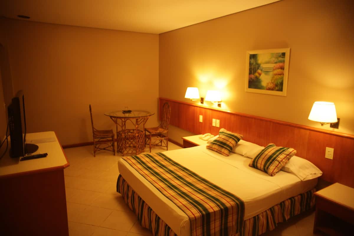 In-room safe, bed sheets