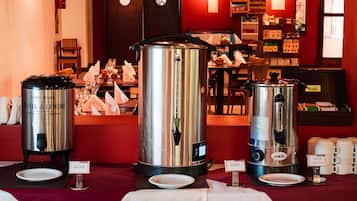 Café da manhã com buffet grátis todos os dias