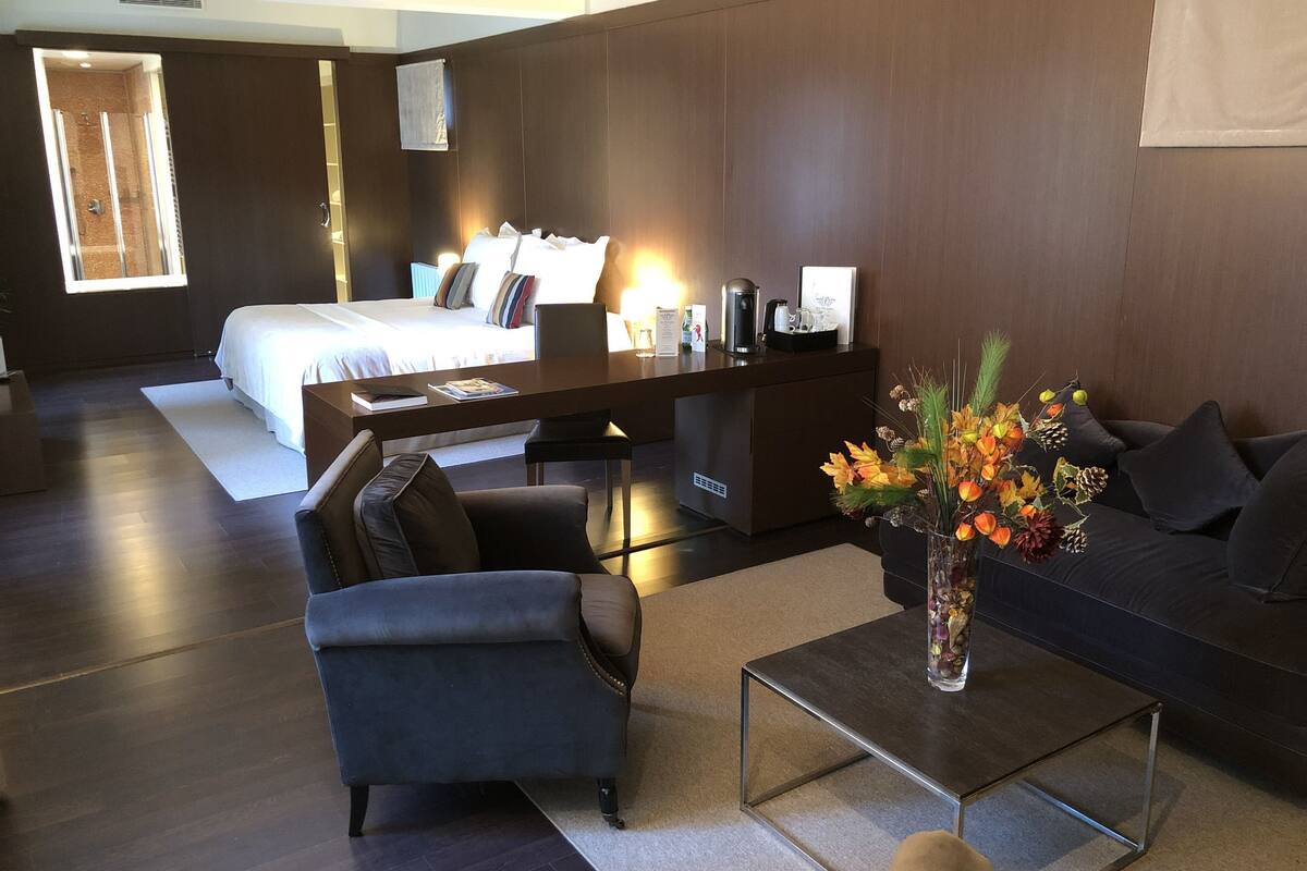 Premium bedding, in-room safe, desk, laptop workspace