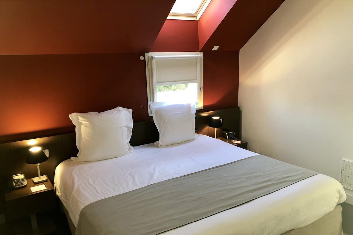 Premium bedding, in-room safe, desk, laptop workspace