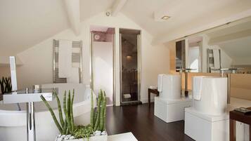 Kamar Loft | Kamar mandi | Perlengkapan mandi gratis, pengering rambut, jubah mandi, dan sandal
