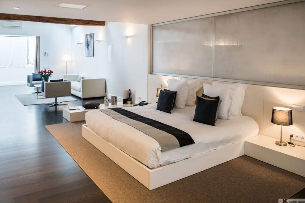 Premium bedding, in-room safe, desk, laptop workspace
