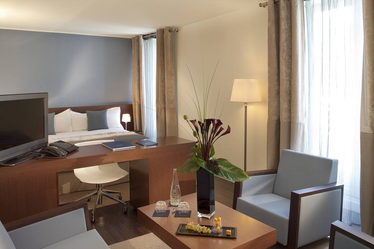 Deluxe Room | Premium bedding, in-room safe, desk, laptop workspace