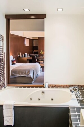 Suite with Spa Bath | Bathroom