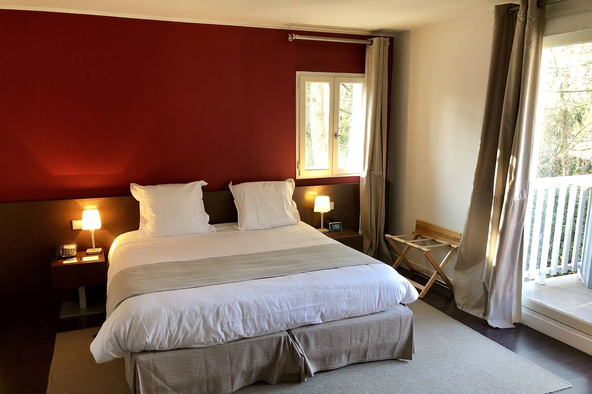 Chambre Double Standard | Premium bedding, in-room safe, desk, laptop workspace