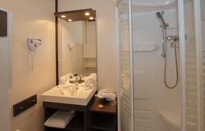 Doppel- oder Zweibettzimmer, Terrasse | Badezimmer | Dusche, Handtücher
