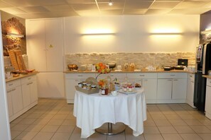 Daily buffet breakfast for a fee