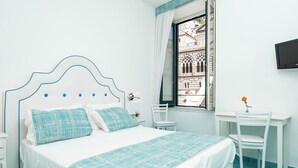 Quarto com uma cama, uma escrivaninha e uma cadeira.