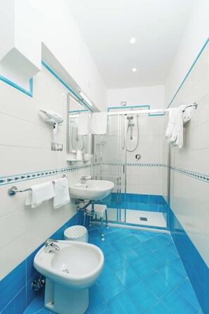 Quarto casal | Banheiro | Chuveiro, chuveiro com efeito de chuva, produtos de toalete grátis 