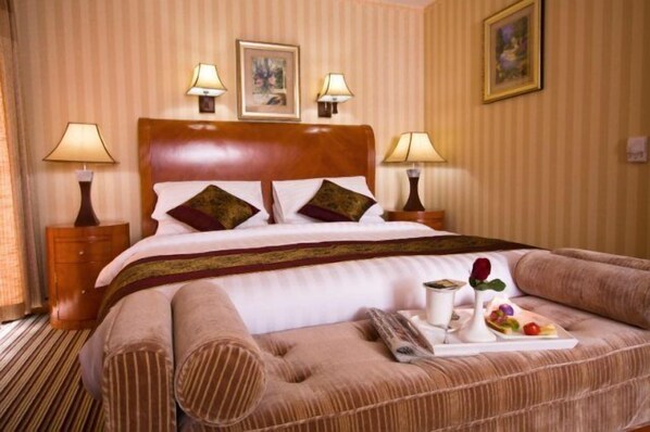 Suite familiar | Minibar, caja de seguridad en la habitación y escritorio 