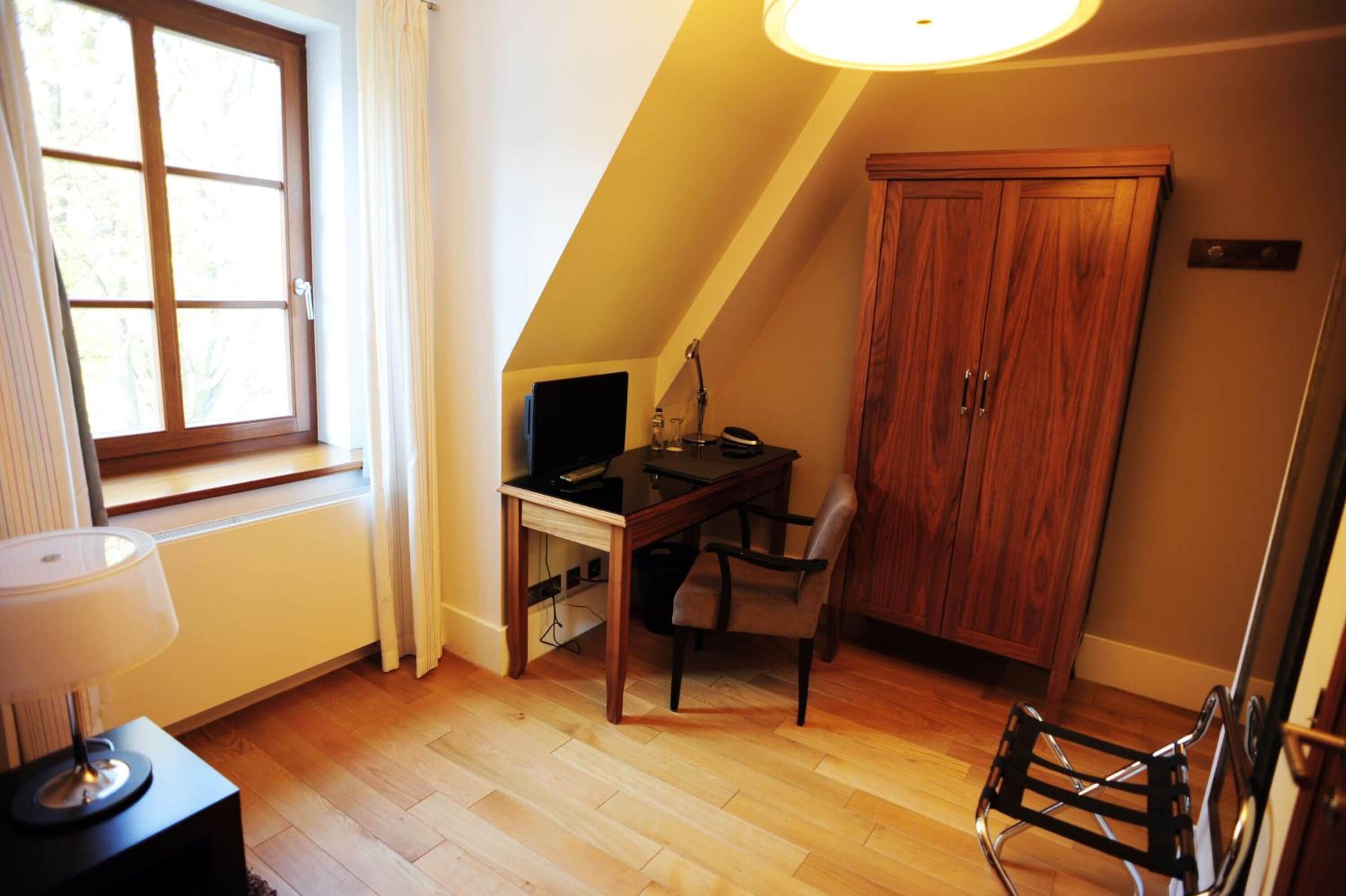 flat-screen tv, dvd player