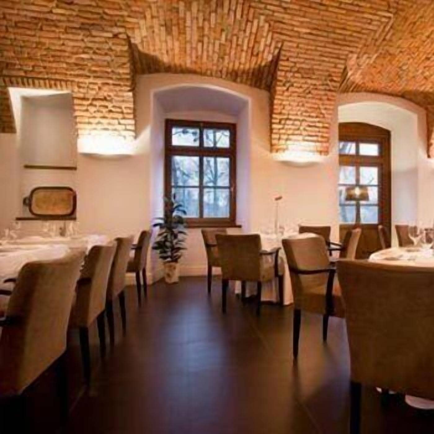 供應早餐、午餐和晚餐，國際料理